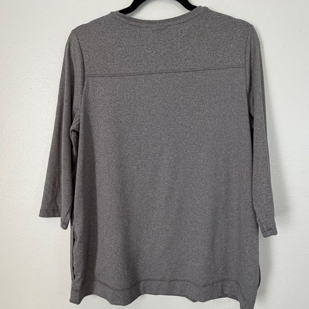 Weekends by Chico’s Top Size 1 (med 8) Gray V-Neck 3/4 Sleeve Knit Shirt - Picture 7 of 9